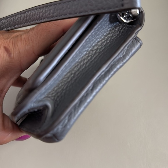 Michael Kors Gray Crossbody Wallet With Flap Closure And Back Pocket - Picture 5 of 13
